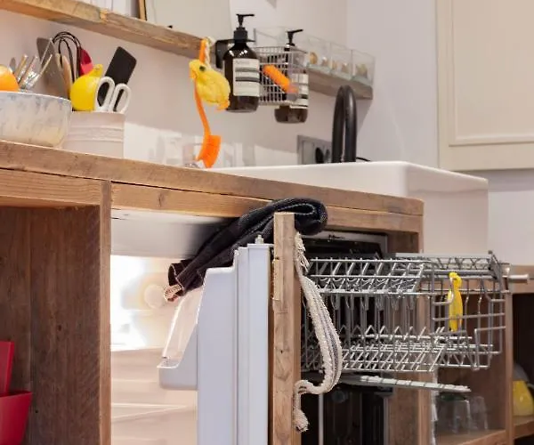 Flo's Atelier - Family Note Is Adjacent To Flo's